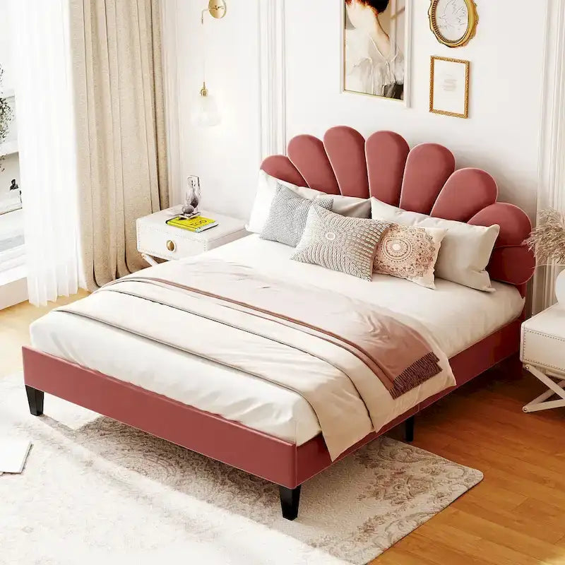 Lit plateforme tapissé avec tête de lit en velours à motif floral, grand lit