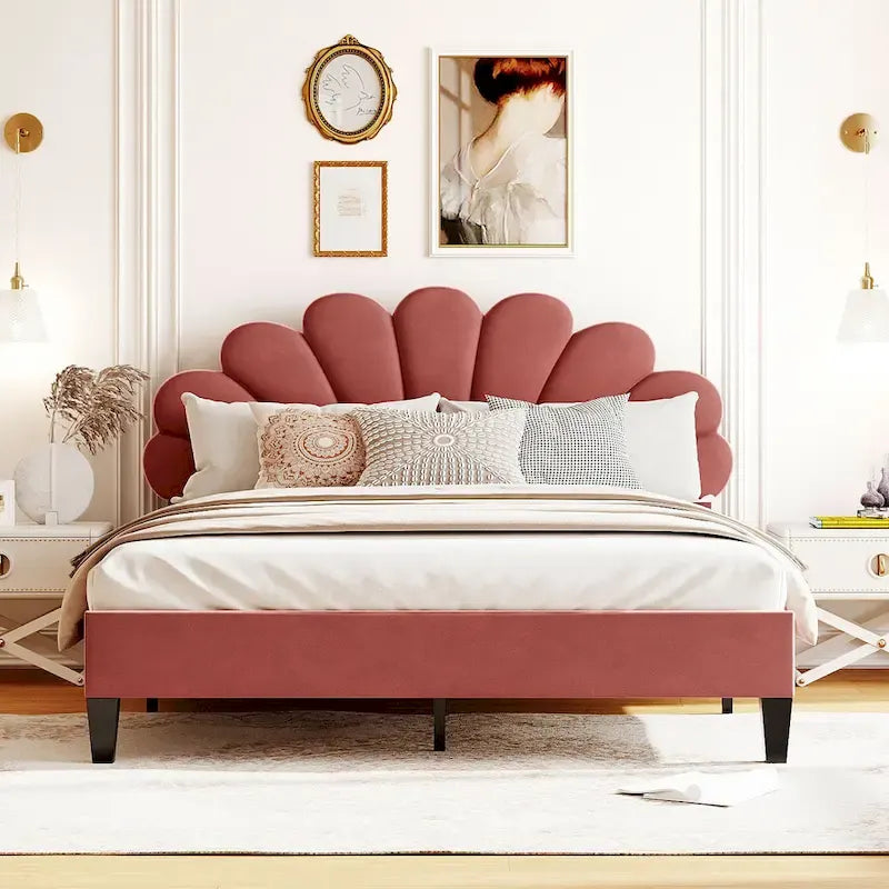 Lit plateforme tapissé avec tête de lit en velours à motif floral, grand lit