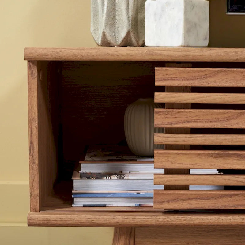 Meuble TV multimédia de 150 cm avec portes à lattes et pieds évasés