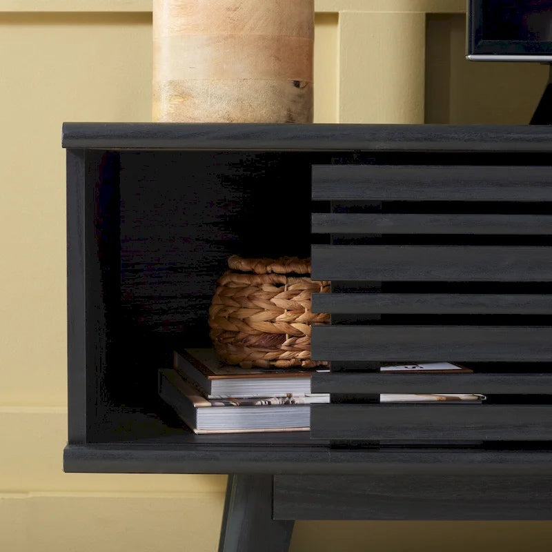 Meuble TV multimédia de 150 cm avec portes à lattes et pieds évasés