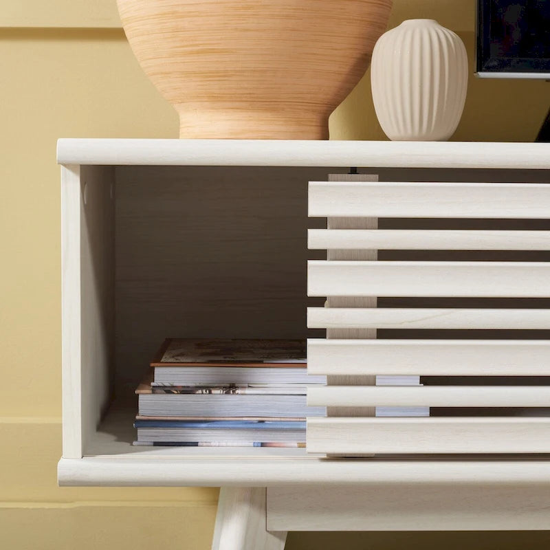 Meuble TV multimédia de 150 cm avec portes à lattes et pieds évasés