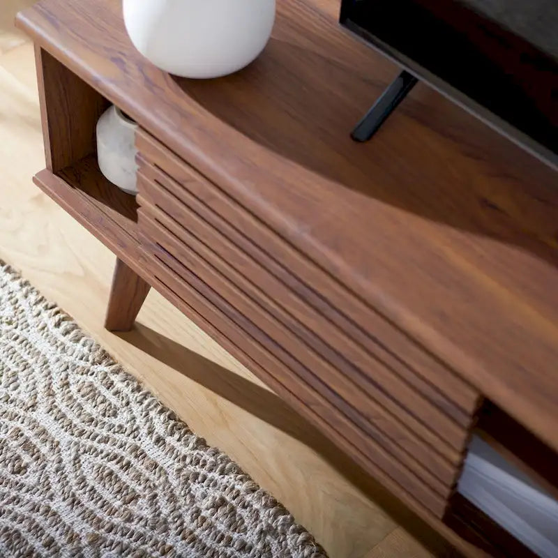 Meuble TV multimédia de 150 cm avec portes à lattes et pieds évasés